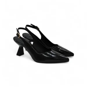 Zapato de salón destalonado Daniela Vega 2315 en color negro con acabado charol y punta fina.