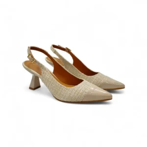 Zapatos salón destalonados Daniela Vega modelo 2381 en color beige con tejido chanel y punta de charol.