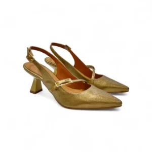 Zapatos de salón destalonados Daniela Vega 2786 en color bronce metalizado con puntera fina y tacón geométrico.