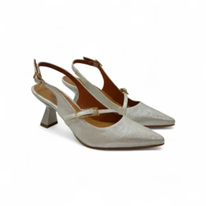 Zapatos de salón destalonados Daniela Vega 2786 en color champagne metalizado con puntera fina y tacón carrete.