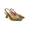Zapato de salón destalonado Daniela Vega modelo 2822 en color bronce metalizado con adorno decorativo dorado y tacón geométrico.
