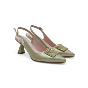 Zapatos de salón en color dorado con adorno metálico y tacón geométrico de Daniela Vega.