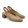 Zapato de salón destalonado D'Chicas modelo 4861 en piel grabada color beige con tacón ancho.