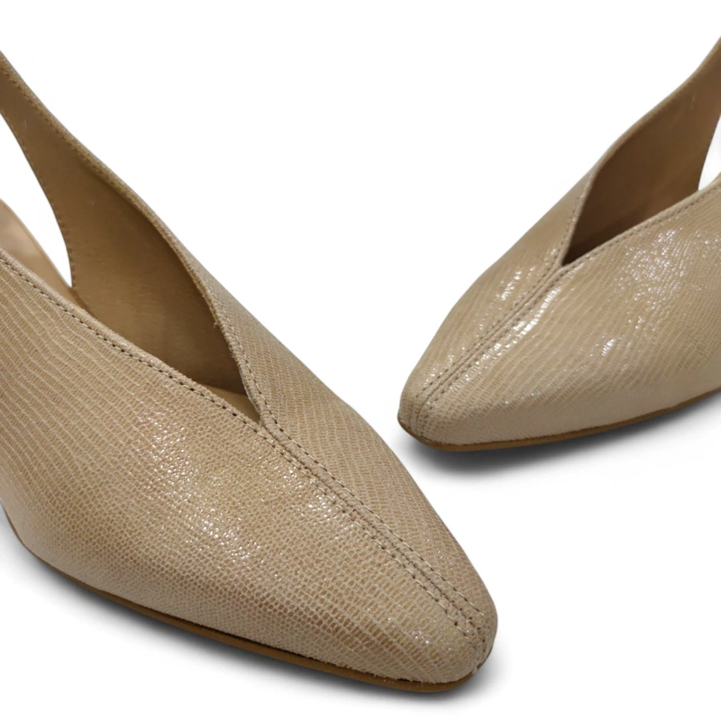 Detalle del grabado tipo reptil y costuras reforzadas del zapato D'Chicas 4861 beige.