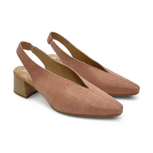 Zapatos de salón destalonados D'Chicas 4861 en color nude con textura grabada y tacón ancho efecto madera.
