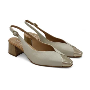 Zapato salón destalonado Dchicas 4891 en piel color marfil con punta metalizada dorada y tacón ancho efecto madera.
