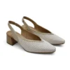 Un par de zapatos destalonados de tacón ancho de mujer de la marca DCHICAS con parte superior trenzada en beige y blanco.