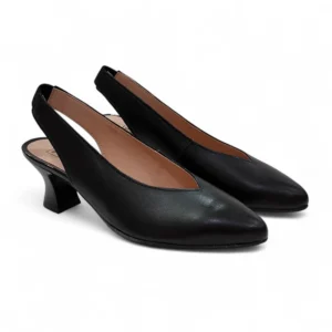 Zapatos de salón destalonados Pitillos 11181 en piel color negro con punta afilada y tacón carrete.