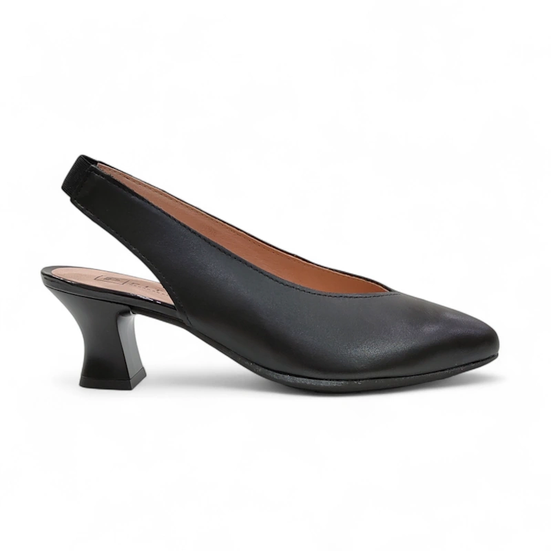 Perfil lateral de zapato destalonado negro Pitillos 11181 mostrando la altura del tacón medio y la tira elástica trasera.