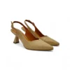 Zapatos de salón destalonados para mujer en rafia beige de Daniela Vega con tacón geométrico.
