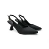 Zapatos de salón destalonados en rafia negra Daniela Vega 2315 con punta fina y tacón geométrico.
