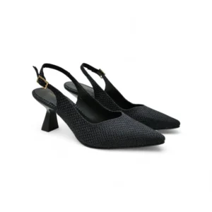 Zapatos de salón destalonados en rafia negra Daniela Vega 2315 con punta fina y tacón geométrico.