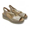 Sandalias de cuña DChicas 5279 beige metalizado con adorno dorado circular y tiras elásticas.