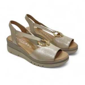 Sandalias de cuña DChicas 5279 beige metalizado con adorno dorado circular y tiras elásticas.
