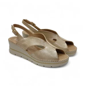 Sandalias de cuña para mujer Dchicas modelo 5736 en color beige metalizado con suela track blanca.