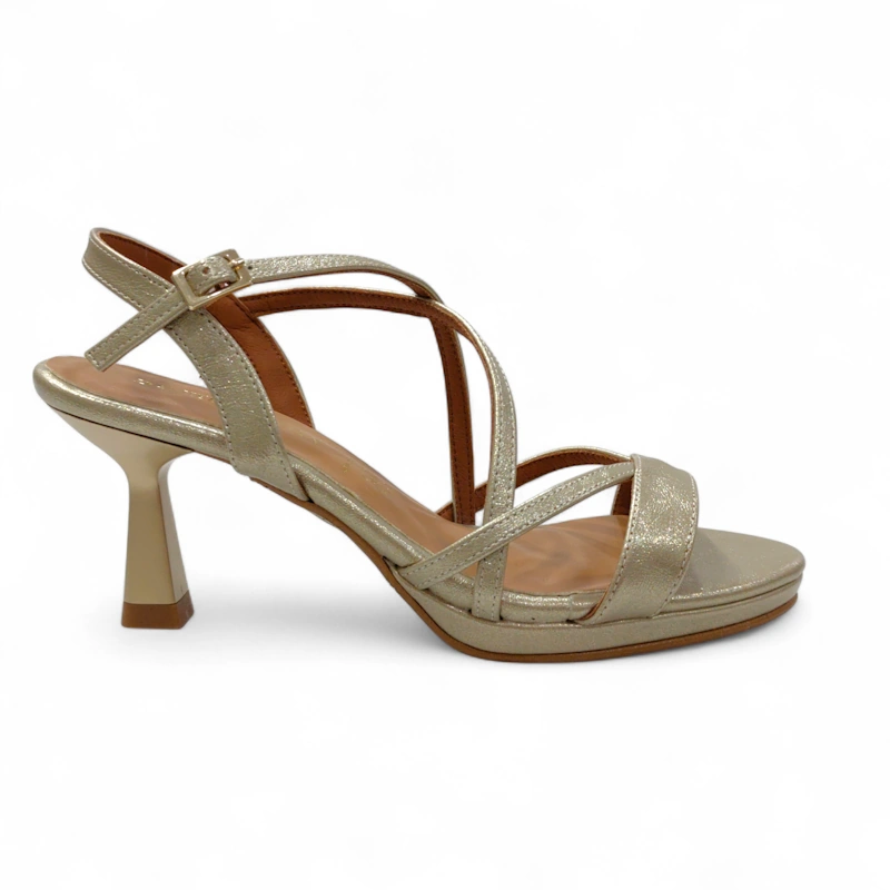Perfil de sandalia de tacón carrete Daniela Vega 1108 platino con plataforma ligera.