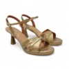 Sandalia de tacón para mujer Daniela Vega 2838 color bronce con tiras cruzadas y pulsera al tobillo.