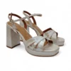 Sandalias de tacón ancho y plataforma Daniela Vega 2840 en color champagne con tiras cruzadas.