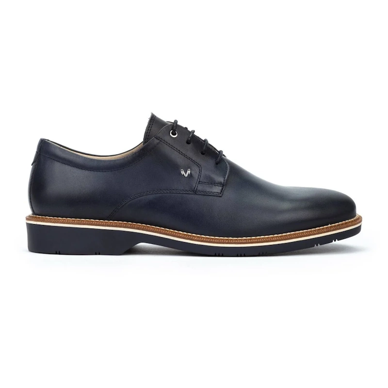 Perfil lateral de zapato de vestir azul Martinelli Watford con suela de goma en contraste.