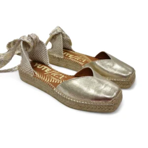 Alpargatas planas de mujer Viguera 2348 en color dorado con cintas para anudar y suela de esparto.