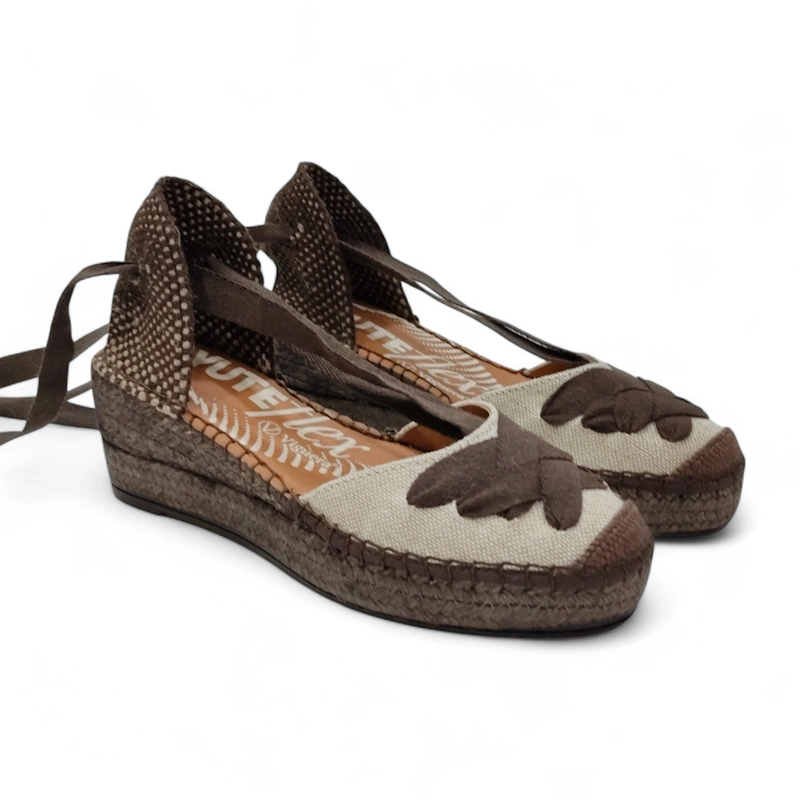 Alpargatas de cuña baja para mujer Viguera modelo 2228 en color marrón y beige con cierre de cintas y suela de yute.