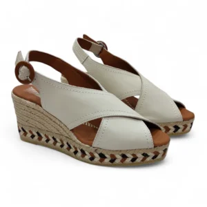 Sandalias de cuña de yute Viguera 2318 en piel color marfil con tiras cruzadas y cierre de hebilla.