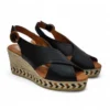 Sandalias de cuña de yute Viguera 2318 en piel negra con tiras cruzadas y plataforma trenzada.