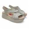 Sandalias de plataforma Callaghan 29930 para mujer en color marfil con tiras cruzadas y acabado metalizado.