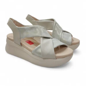 Sandalias de plataforma Callaghan 29930 para mujer en color marfil con tiras cruzadas y acabado metalizado.