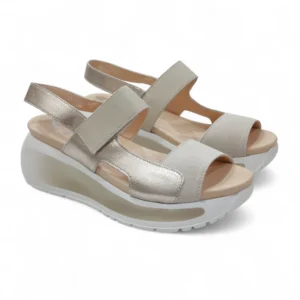 Sandalias de cuña para mujer Callaghan 35204 color marfil con acabado metalizado y tiras ajustables.