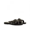 Sandalias palas de mujer Mustang 55560 en color negro con tiras cruzadas y tachuelas doradas.