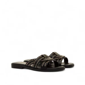 Sandalias palas de mujer Mustang 55560 en color negro con tiras cruzadas y tachuelas doradas.