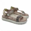 Sandalias deportivas Mustang 60001 para mujer en color beige con detalles de animal print y cierre de velcro.