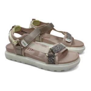 Sandalias deportivas Mustang 60001 para mujer en color beige con detalles de animal print y cierre de velcro.