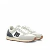 Zapatillas Mustang 84711 hombre color blanco y gris con logo azul marino.