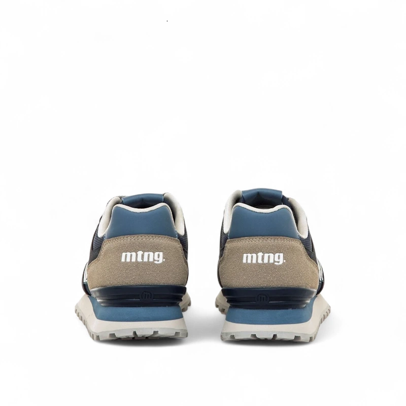 Detalle del talón de las zapatillas Mustang 84711 con logotipo mtng y refuerzo en color beige.