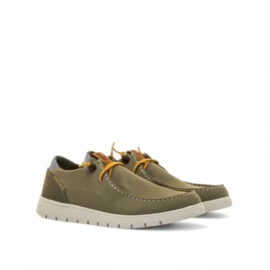 Zapato tipo casual para hombre Mustang modelo 84811 en color verde caqui con cordones elásticos mostaza y suela blanca.