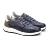 Zapatos deportivos para hombre Pikolinos Salamanca en piel azul con detalles y suela blanca, vista de tres cuartos.