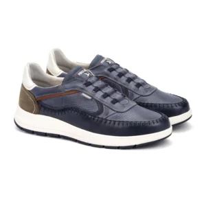 Zapatos deportivos para hombre Pikolinos Salamanca en piel azul con detalles y suela blanca, vista de tres cuartos.