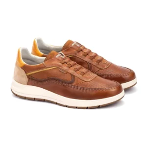 Deportivo Pikolinos de piel en color cuero para hombre, vistas de tres cuartos.