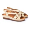 Sandalias Pikolinos de mujer en piel color crema con detalles metalizados dorados y suela marrón.