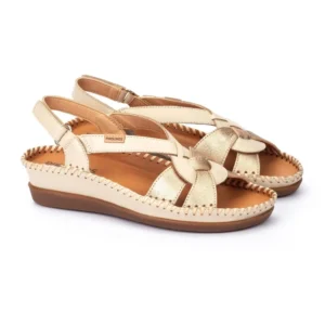 Sandalias Pikolinos de mujer en piel color crema con detalles metalizados dorados y suela marrón.