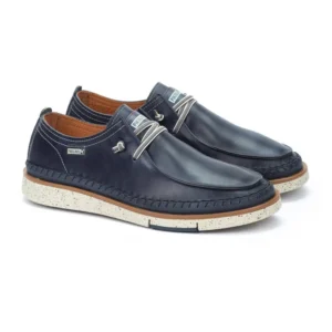 Zapato casual de piel para hombre Pikolinos San Juan en color azul marino con cordones elásticos y suela blanca.