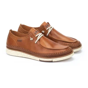 Zapato de hombre Pikolinos San Juan en piel color cuero con cordones elásticos y suela beige moteada.