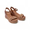 Sandalias de cuña para mujer marca Popa modelo Arambol en color cuero con plataforma trenzada.