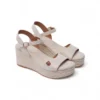Sandalias de cuña para mujer marca Popa modelo Arenal en color beige con plataforma de esparto y cierre de hebilla.