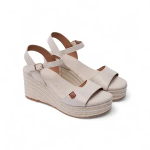 Sandalias de cuña para mujer marca Popa modelo Arenal en color beige con plataforma de esparto y cierre de hebilla.