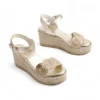 Sandalias de cuña para mujer marca Popa modelo Garua en color oro con pala trenzada y plataforma de esparto.