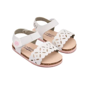 Par de sandalias blancas para bebé Conguitos Tecnobaby con tira frontal troquelada floral y suela de corcho con base rosa.