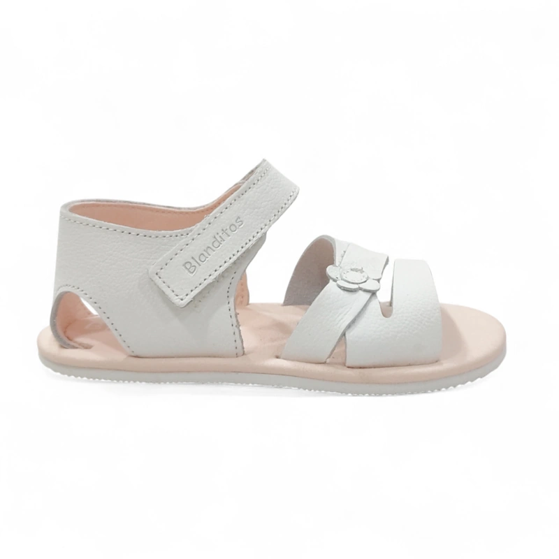 Perfil de sandalia barefoot niña Blanditos Malta blanca mostrando suela fina y plana